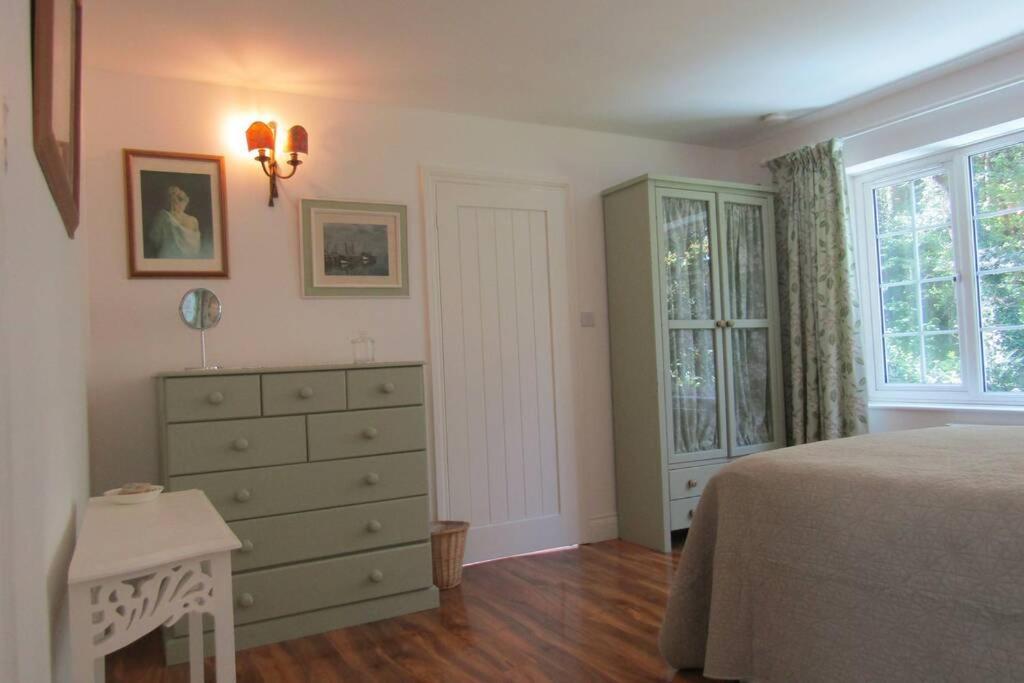 Lovely Spacious Cottage Near The Coast Сейнт Остел Екстериор снимка